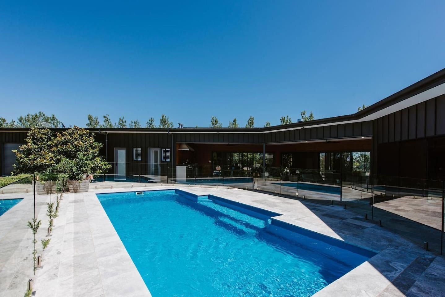 The Wine Manor - Lavish Poolside Living Mudgee