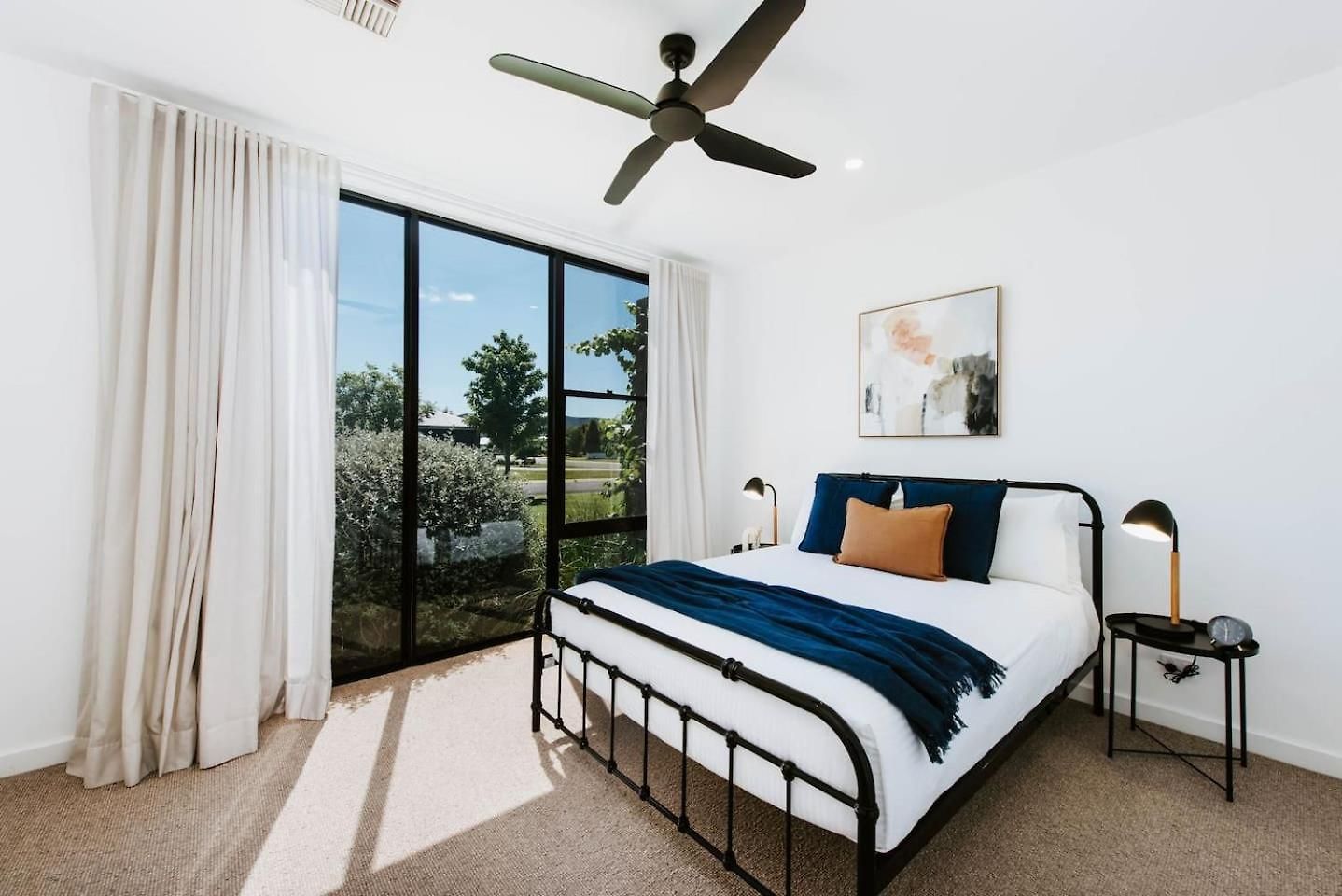 Holiday home The Wine Manor - Lavish Poolside Living