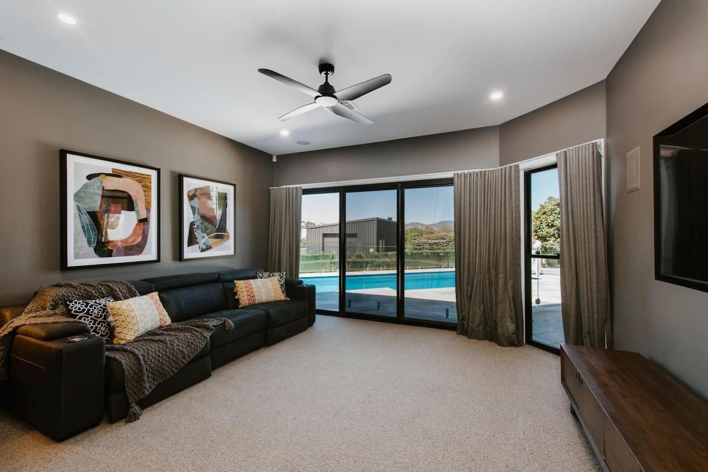 Holiday home The Wine Manor - Lavish Poolside Living *