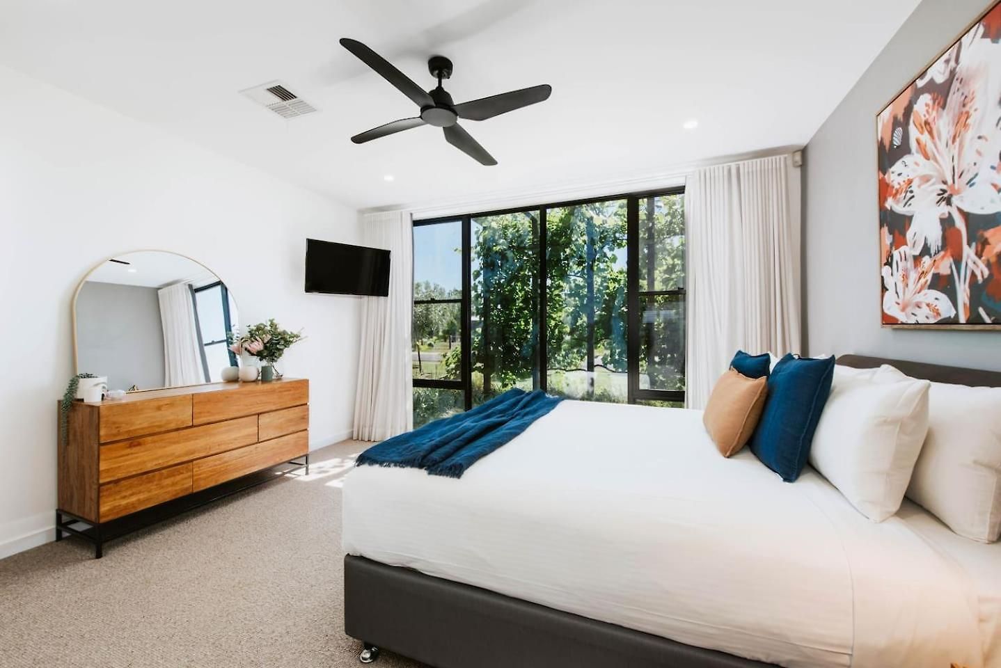 Holiday home The Wine Manor - Lavish Poolside Living *