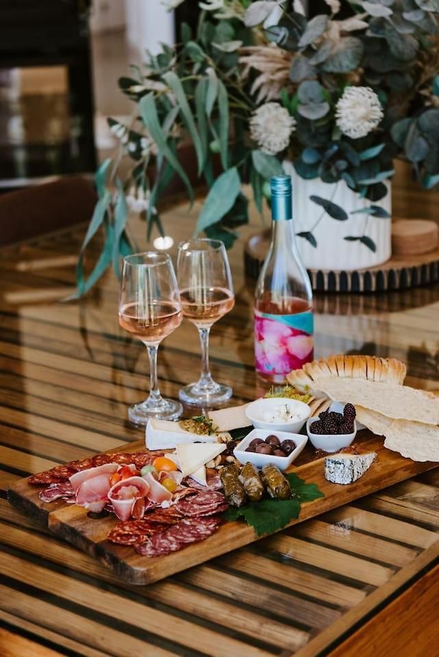 Holiday home The Wine Manor - Lavish Poolside Living Mudgee