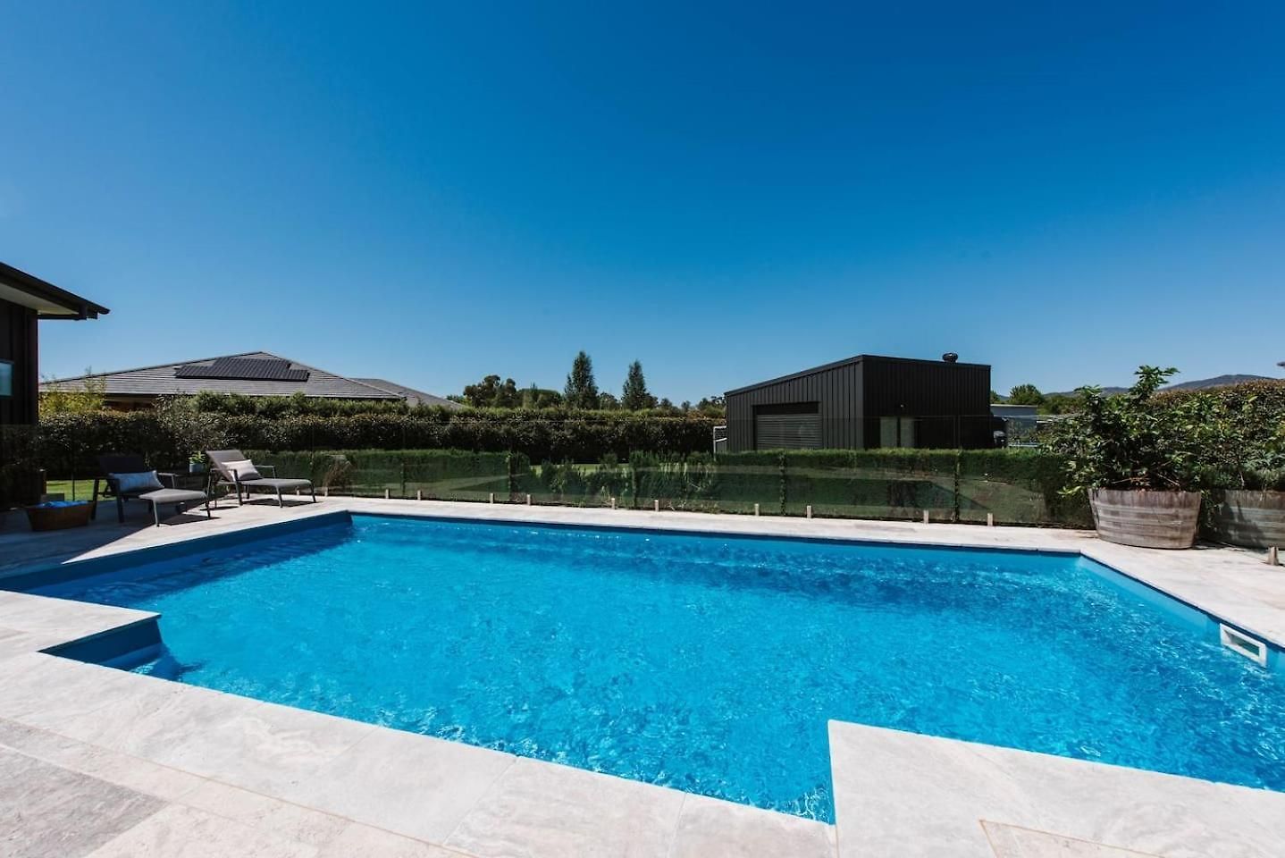 The Wine Manor - Lavish Poolside Living Holiday home Mudgee