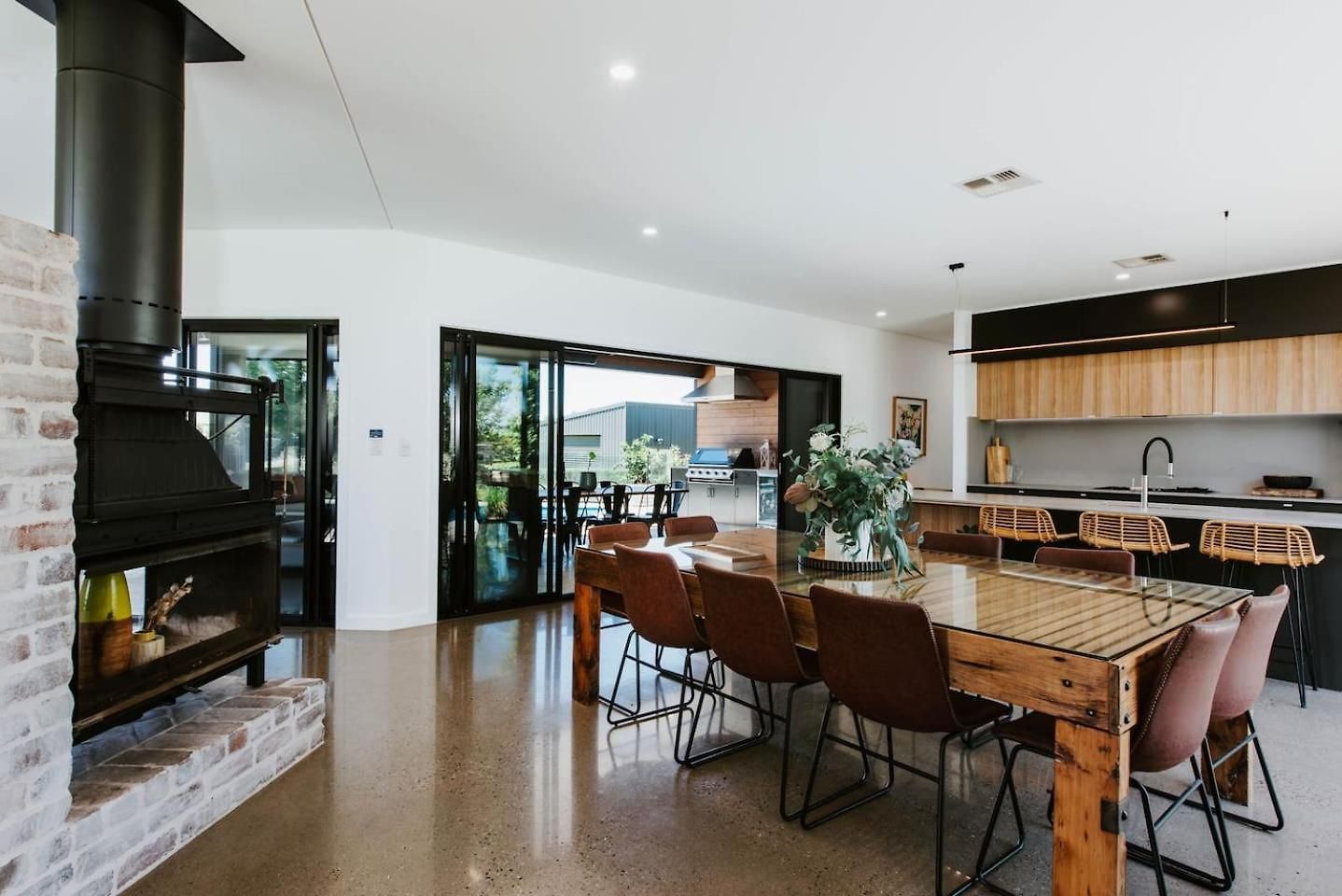 The Wine Manor - Lavish Poolside Living * Mudgee