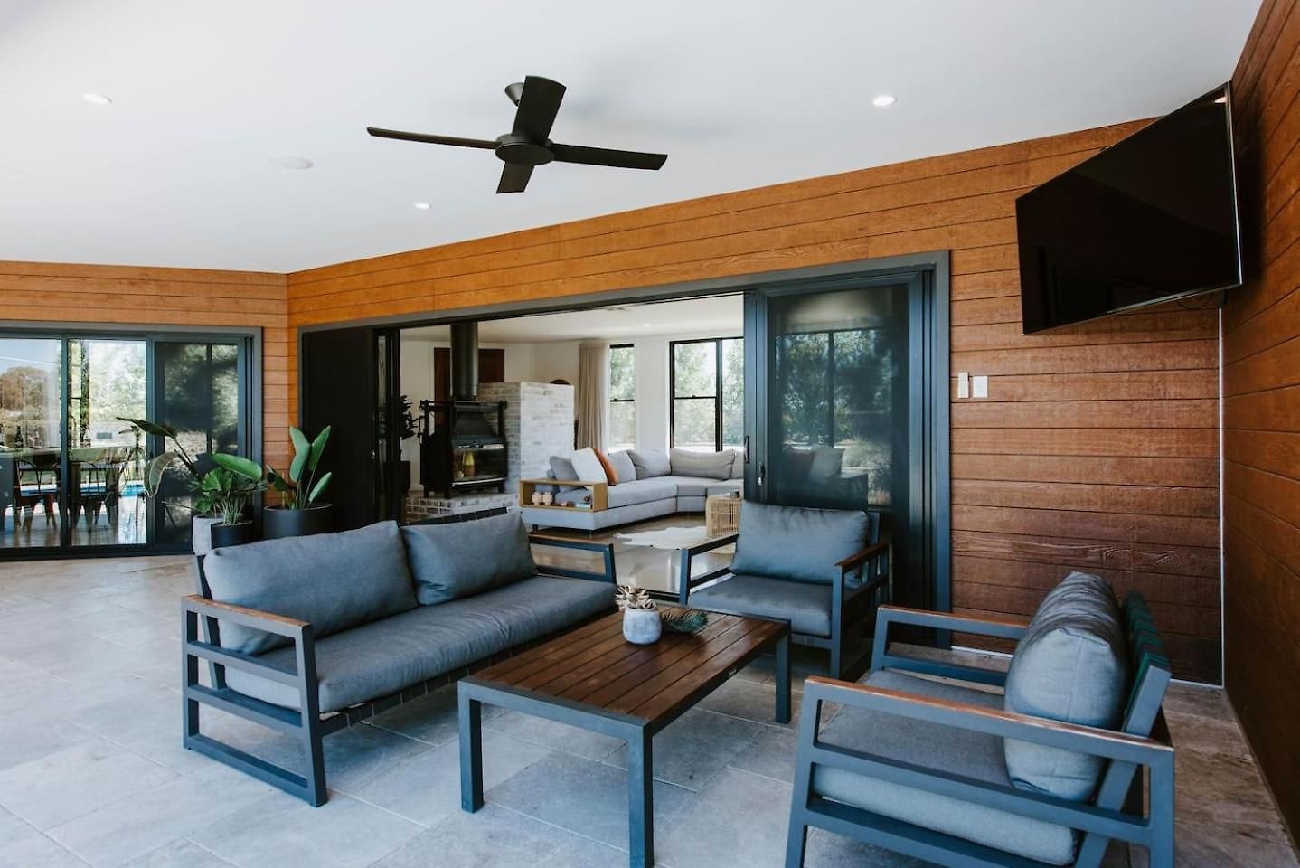 Holiday home The Wine Manor - Lavish Poolside Living Mudgee