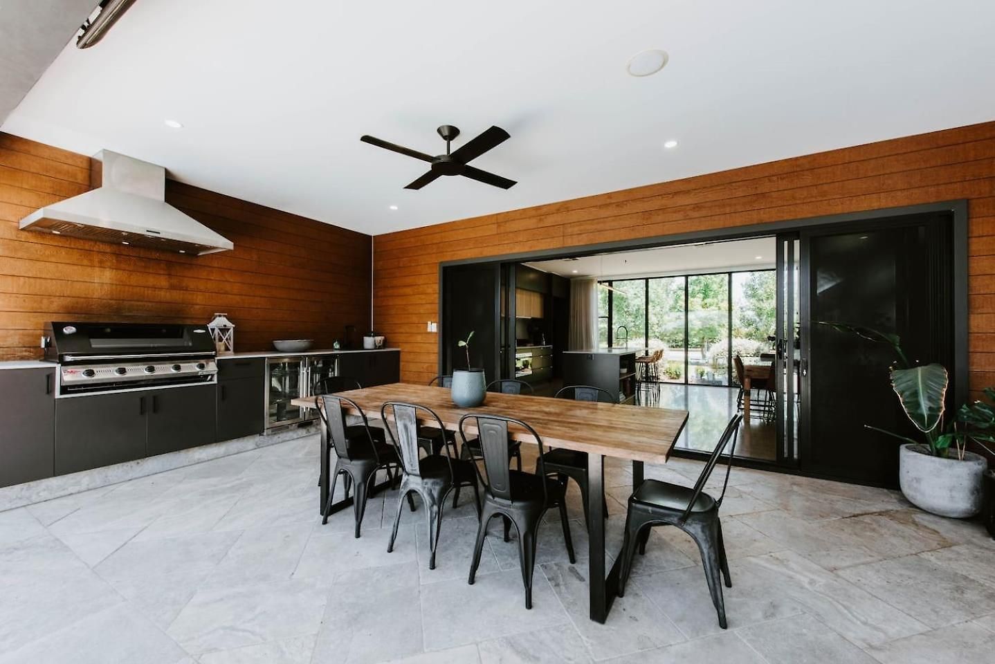 The Wine Manor - Lavish Poolside Living *
