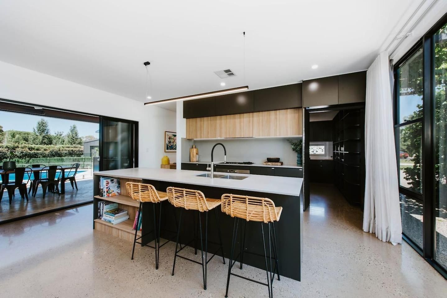Holiday home The Wine Manor - Lavish Poolside Living *