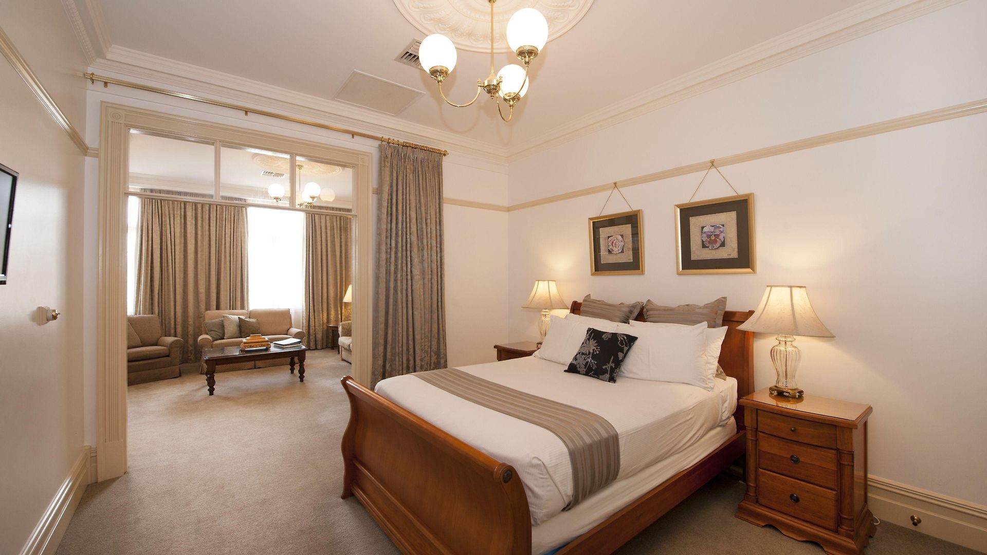Cobb & Co Court Boutique 4*
