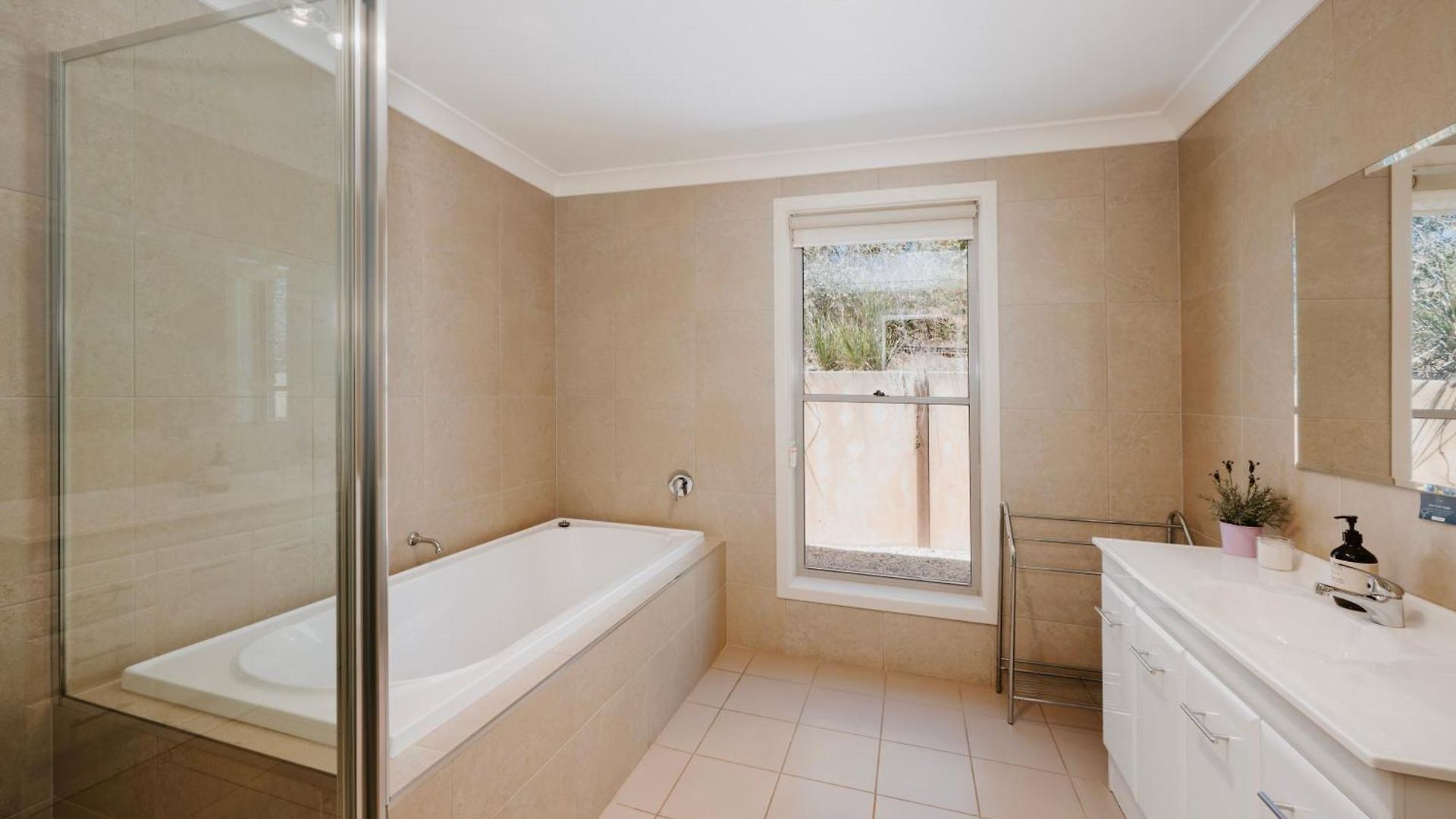 Allambie - Poolside Elegance In Countryside Holiday home