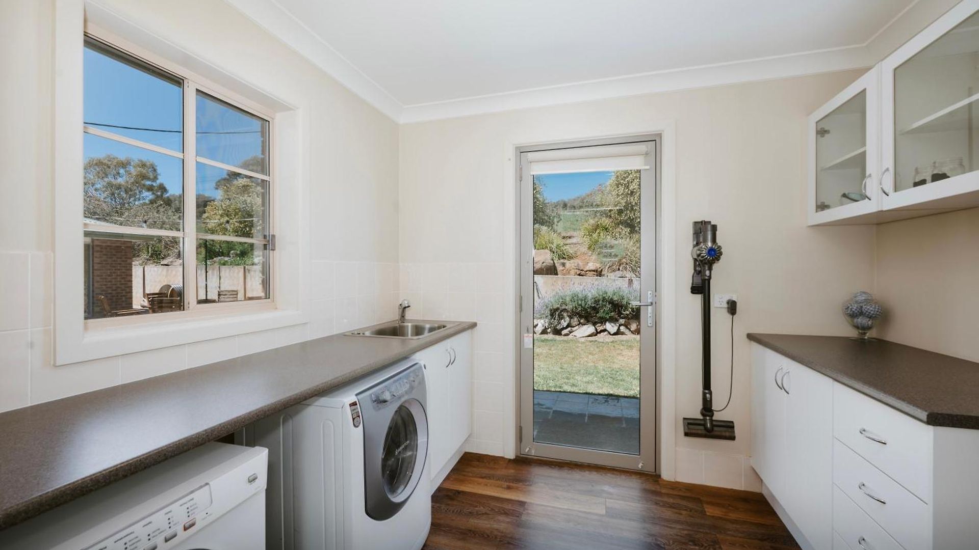 Allambie - Poolside Elegance In Countryside