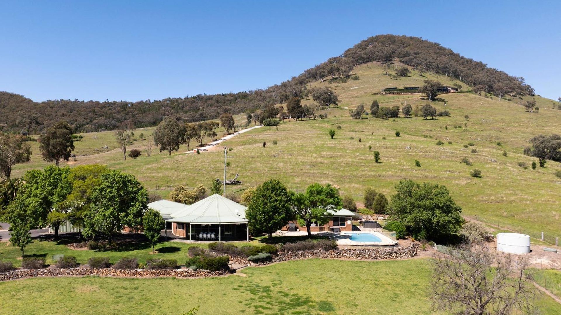 Allambie - Poolside Elegance In Countryside *