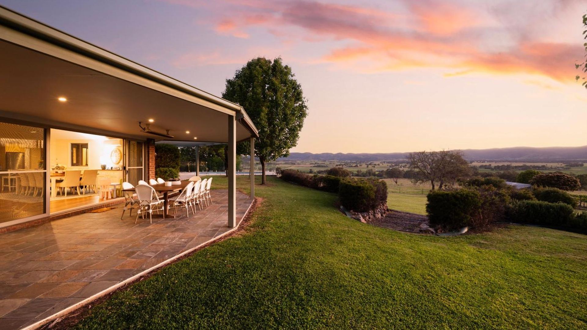 Allambie - Poolside Elegance In Countryside Holiday home