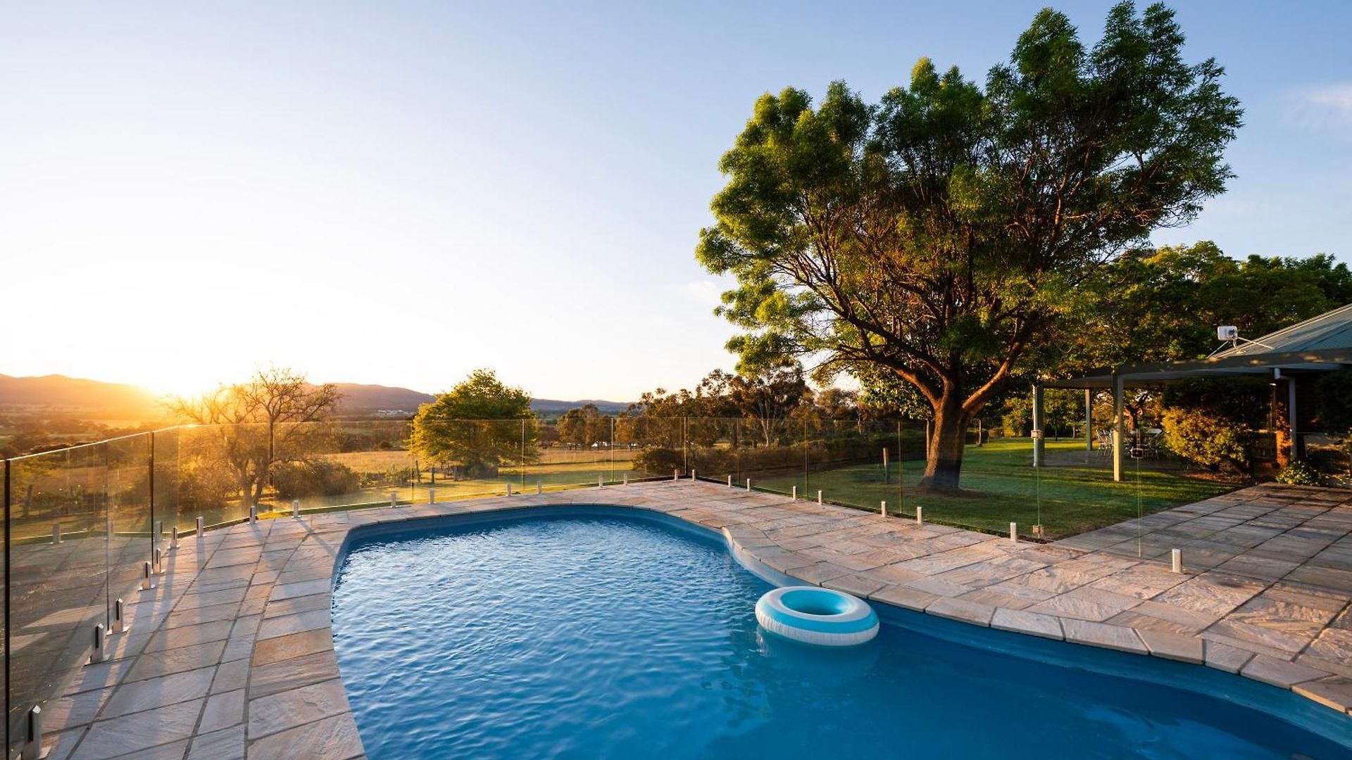 Allambie - Poolside Elegance In Countryside