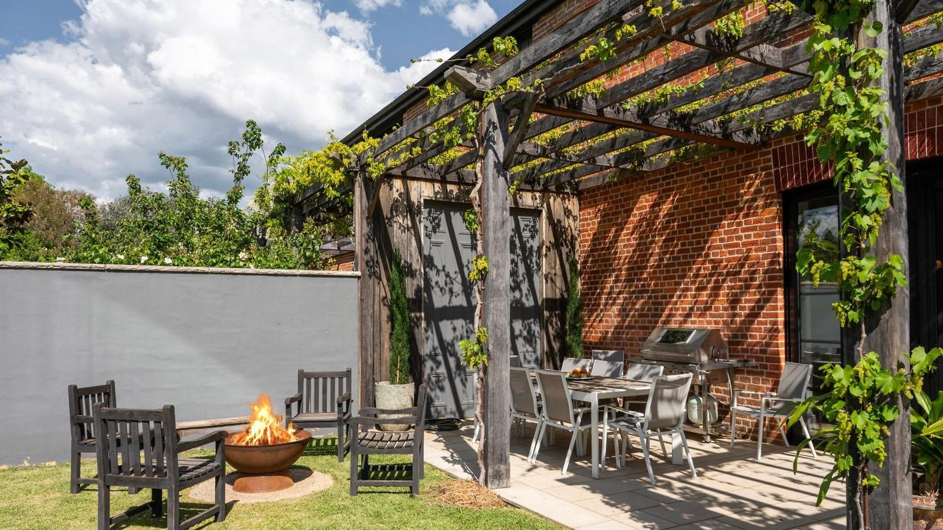 The Warehouse - Heritage Elegance In Holiday home