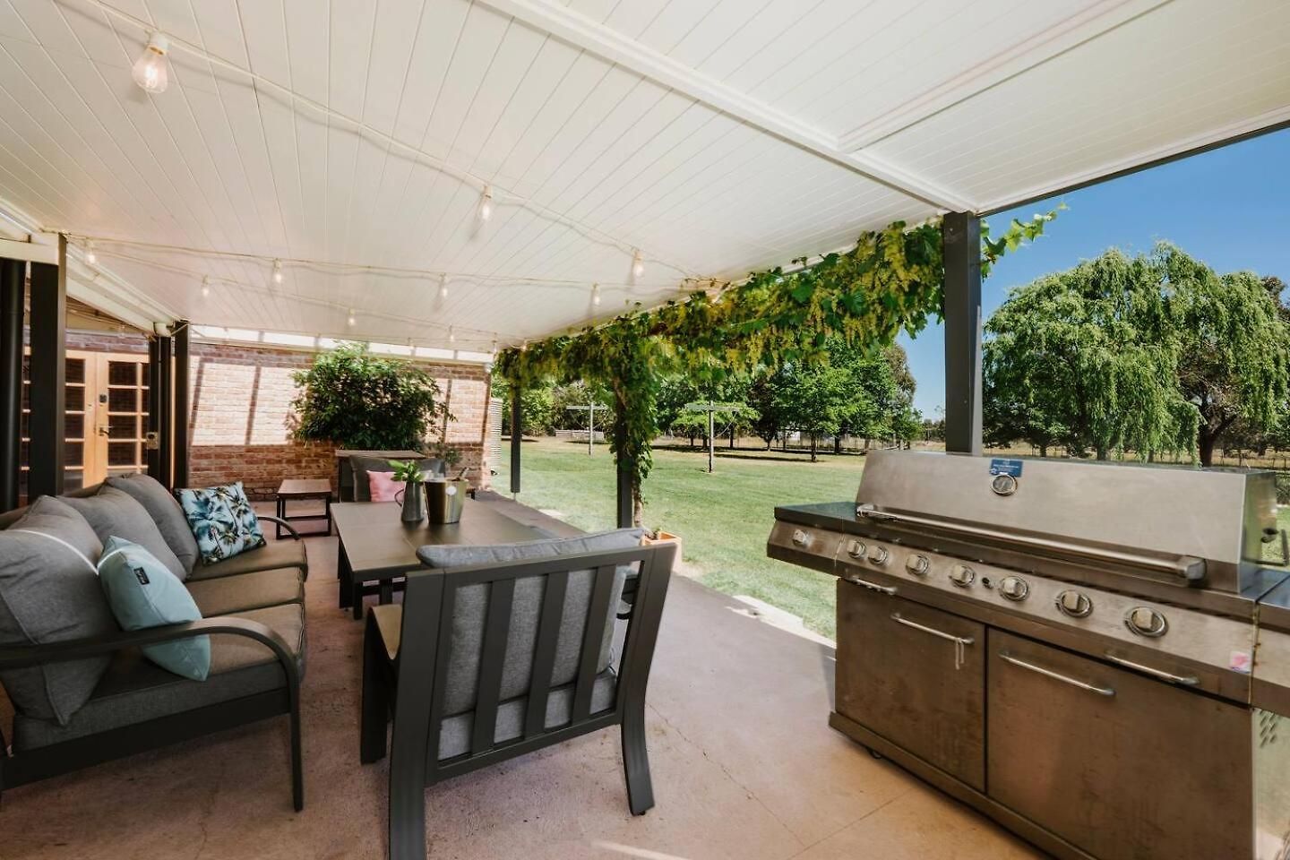 Tilia Estate - Wine Country Haven With Games Holiday home *