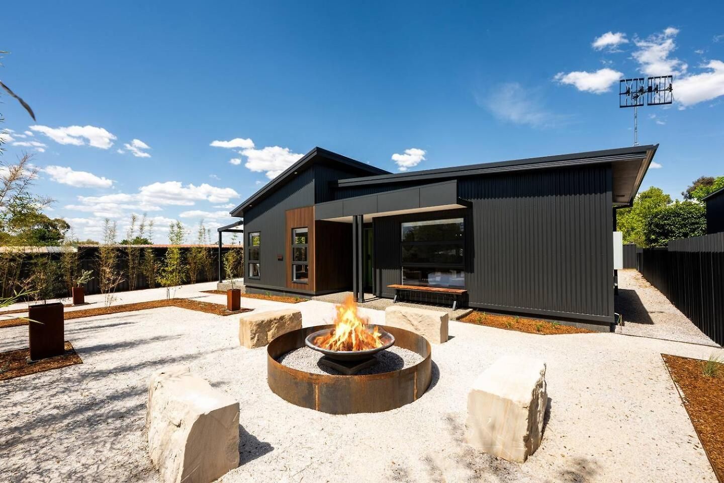Luxury Retreats - Group Getaway Near Wineries Holiday home