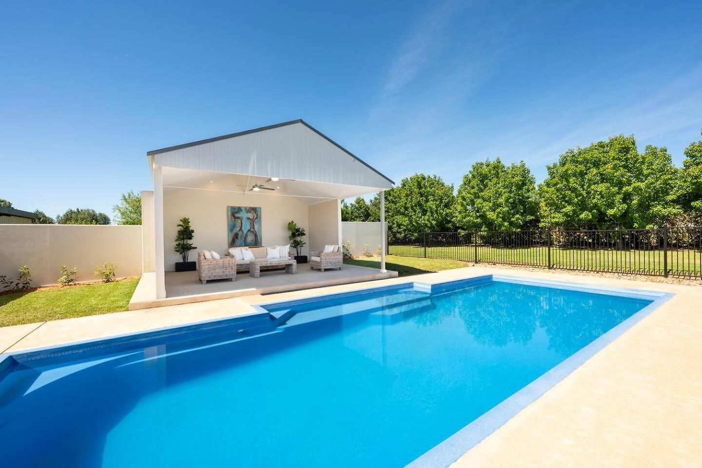 Holiday home Putta Bucca Manor - Poised Poolside Country Living *