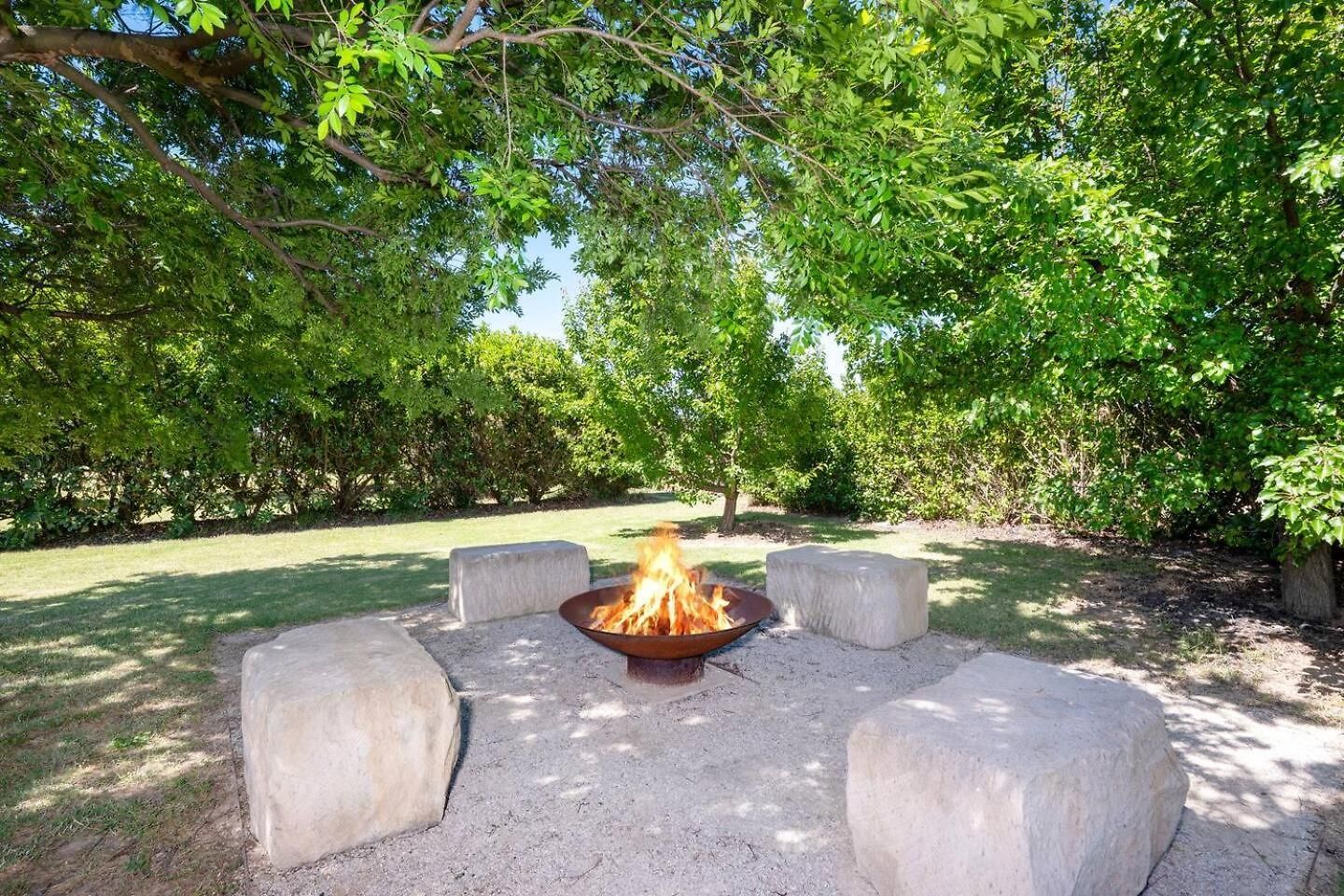 Putta Bucca Manor - Poised Poolside Country Living Mudgee