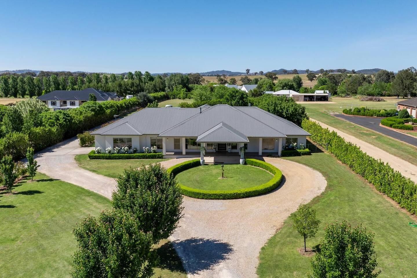 Putta Bucca Manor - Poised Poolside Country Living Holiday home *