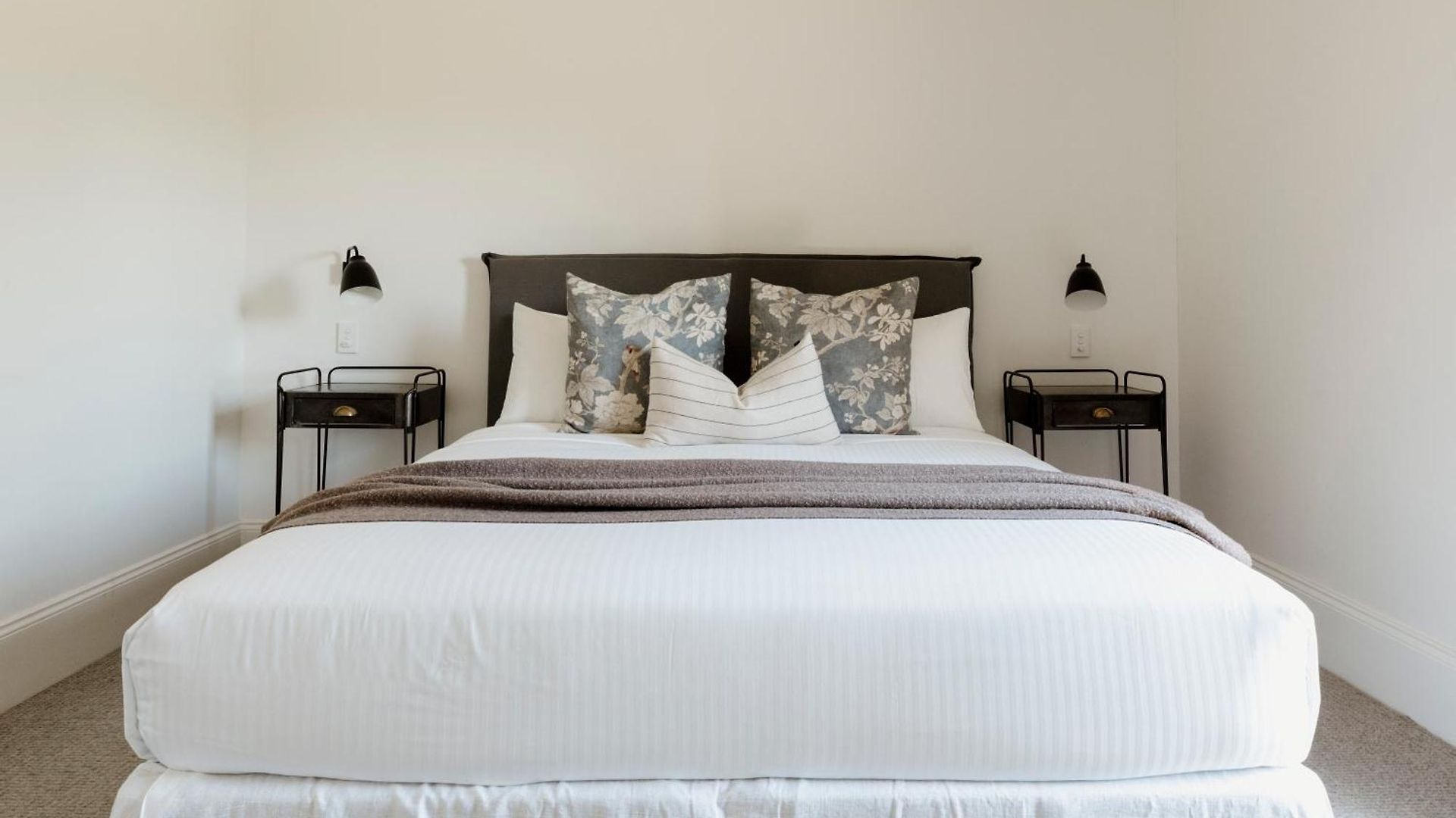 Airdrie - Storybook Country Charm Holiday home