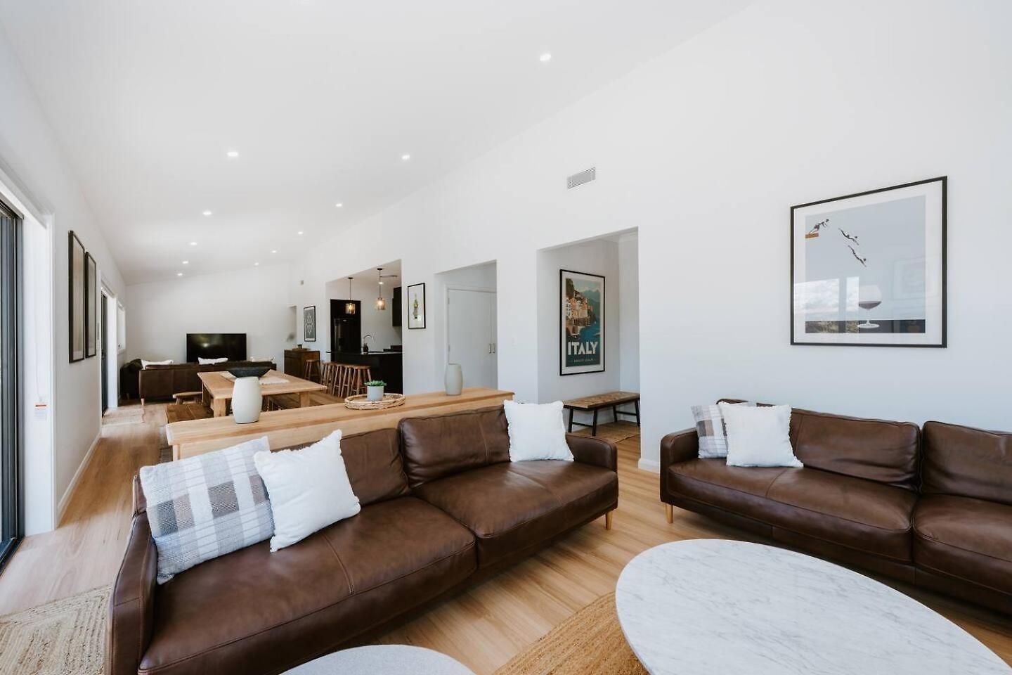 Luxury Retreats - Group Getaway Near Wineries