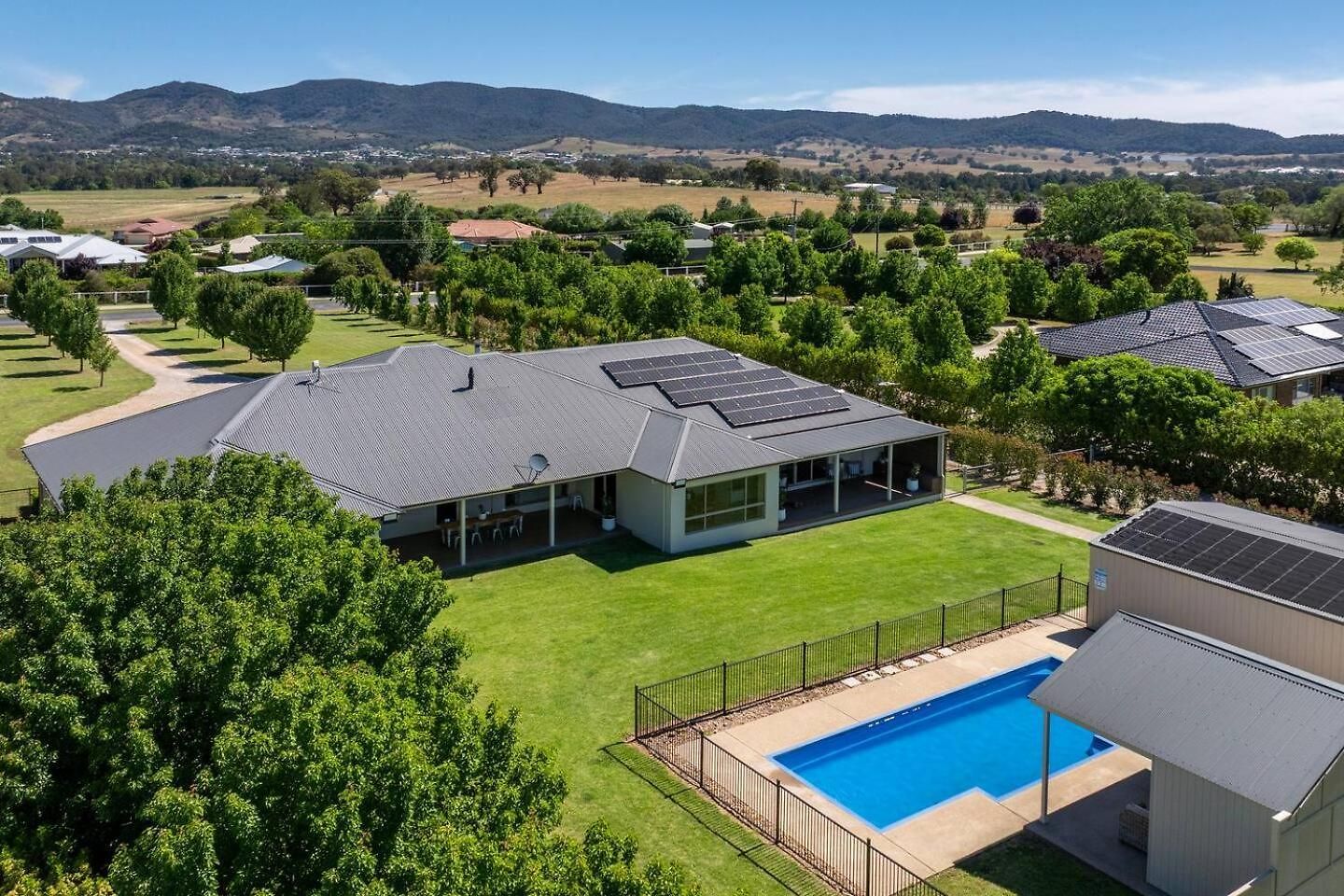 Putta Bucca Manor - Poised Poolside Country Living Holiday home *