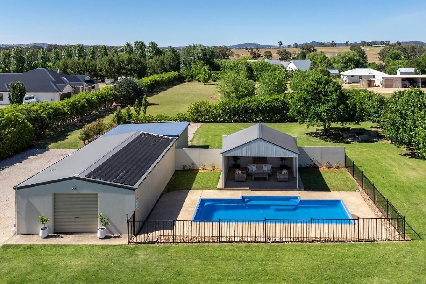 Putta Bucca Manor - Poised Poolside Country Living * Mudgee