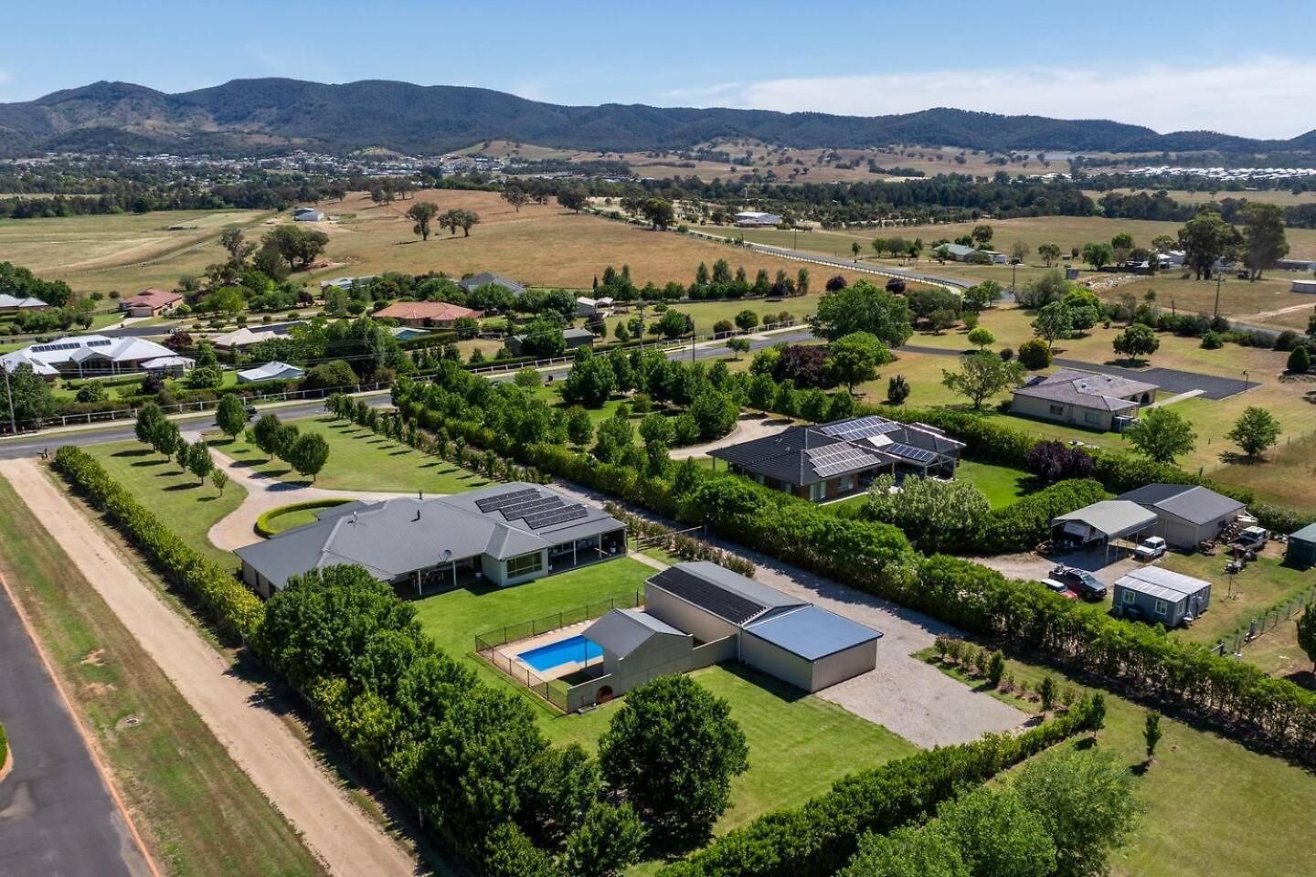 Putta Bucca Manor - Poised Poolside Country Living Holiday home *