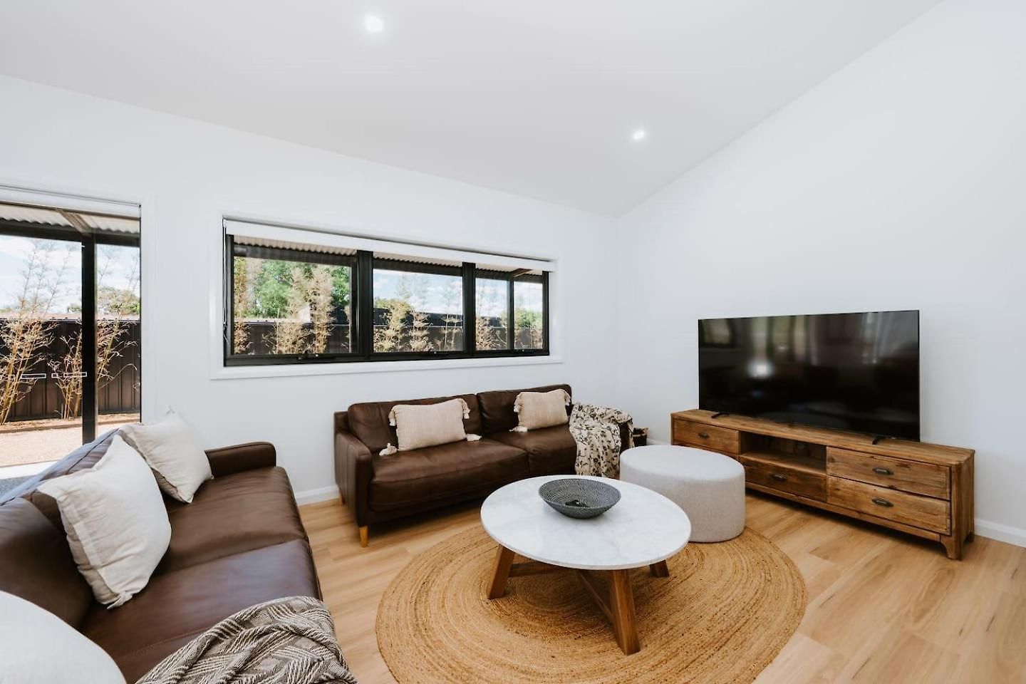 Luxury Retreats - Group Getaway Near Wineries Holiday home Mudgee