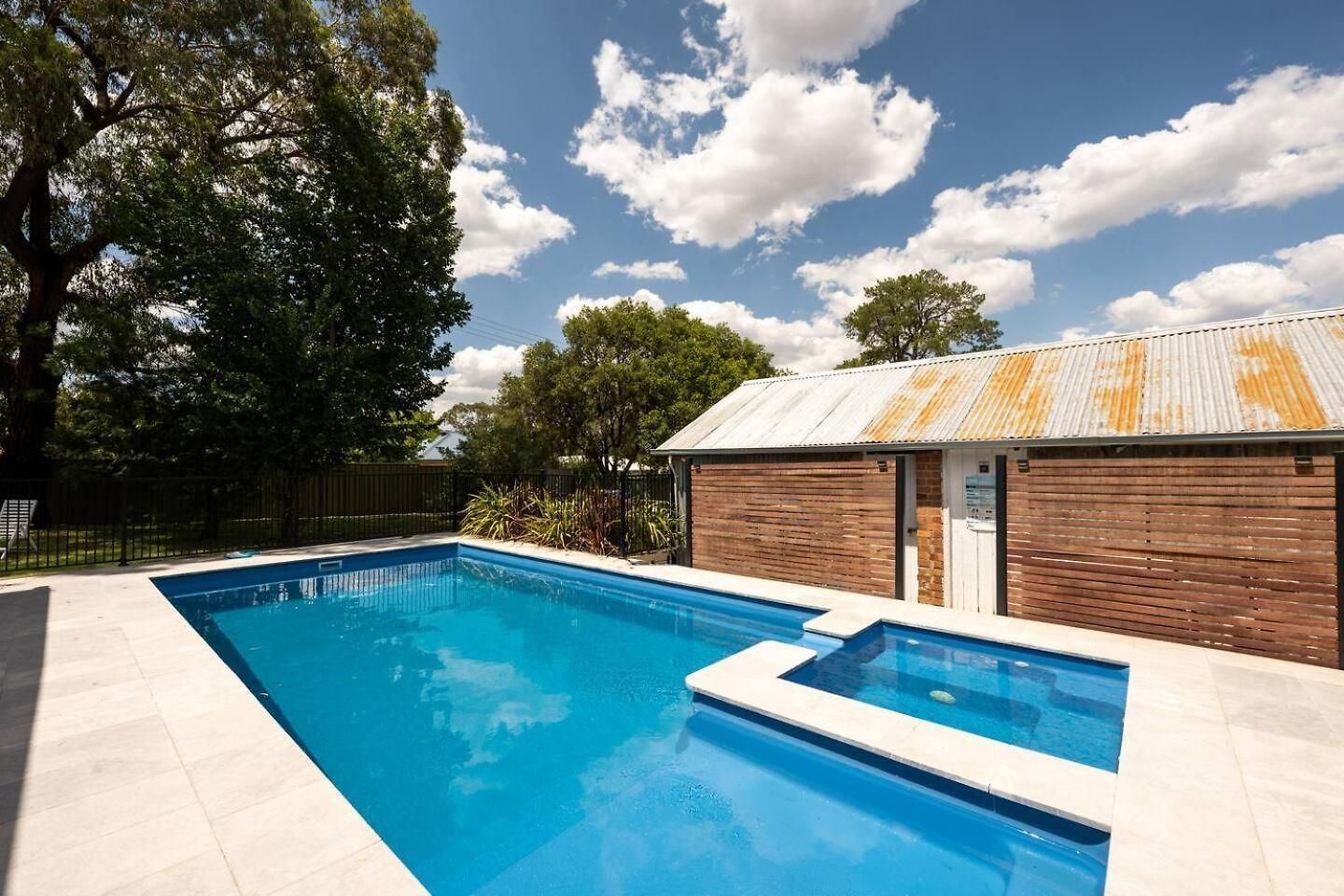 Ironbark Oasis - Serene Poolside Haven By Cbd Holiday home *