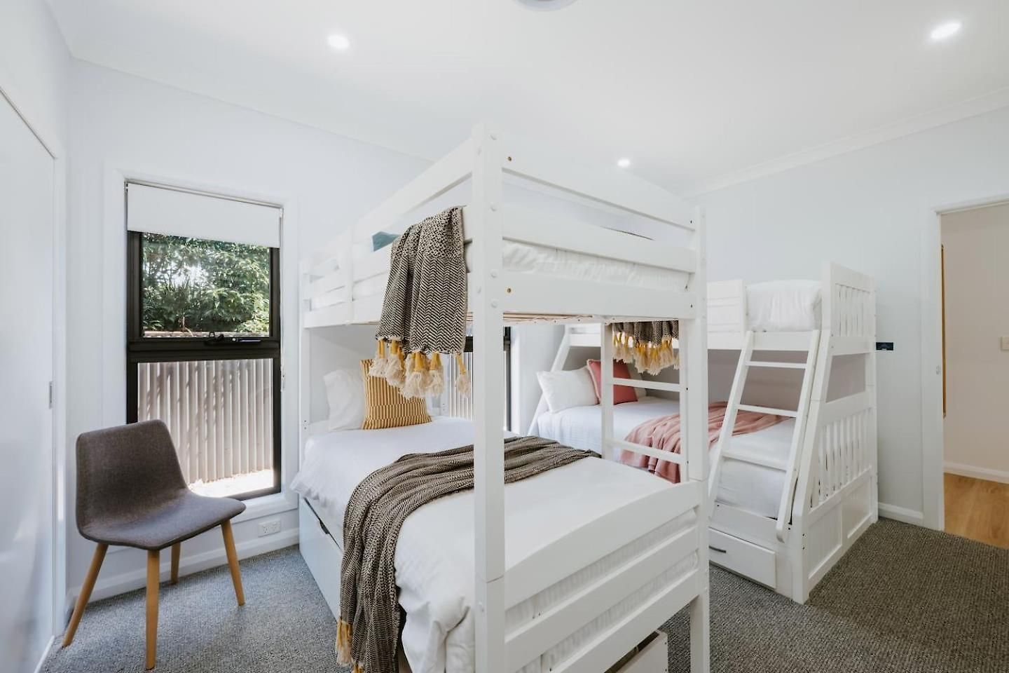 Luxury Retreats - Group Getaway Near Wineries