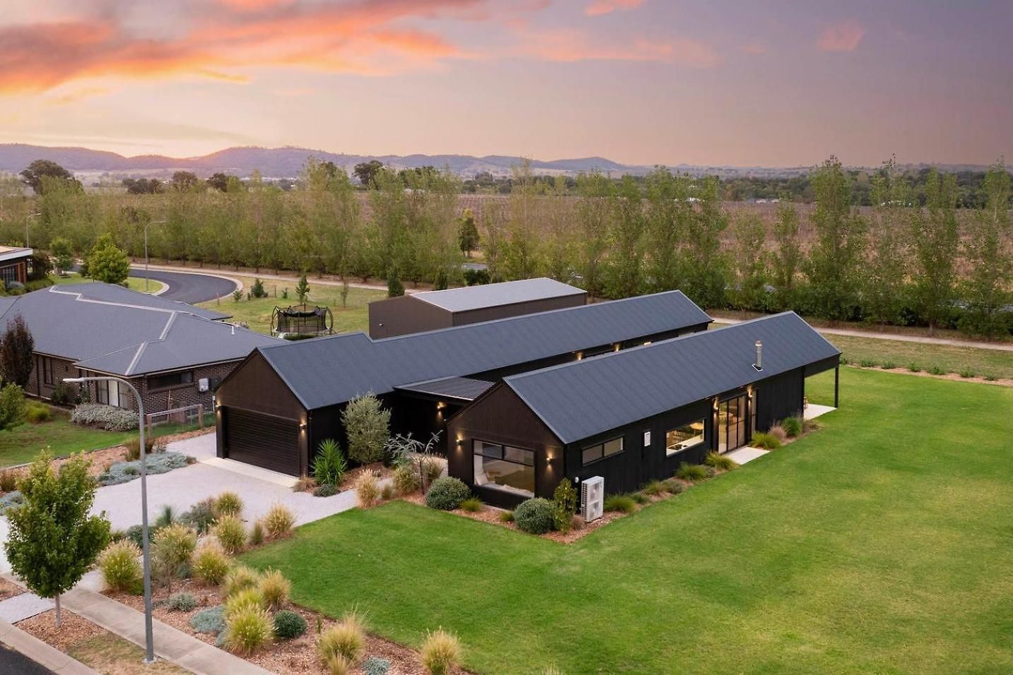 Jarli Barn - Refined Wine Country Retreat With Pool Holiday home Mudgee
