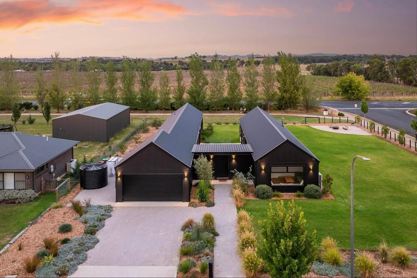 Holiday home Jarli Barn - Refined Wine Country Retreat With Pool