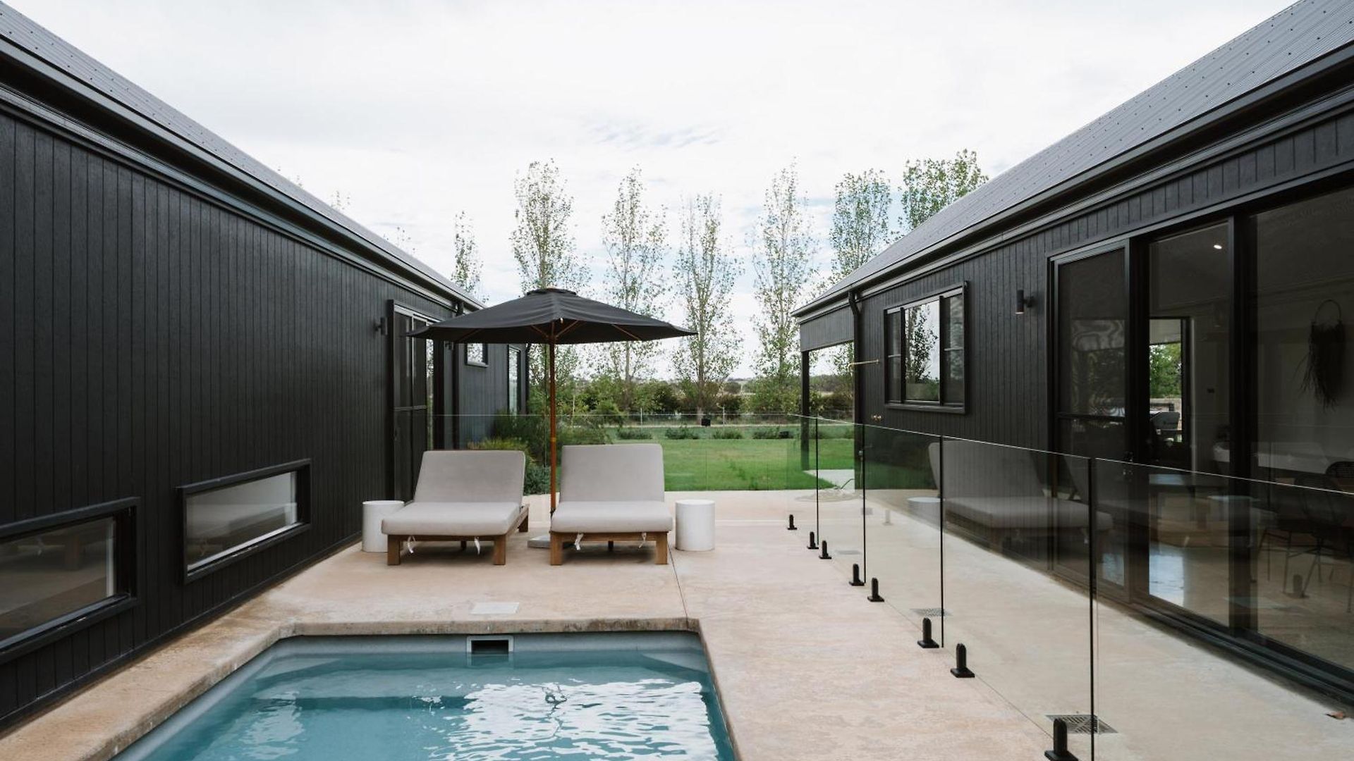 Jarli Barn - Refined Wine Country Retreat With Pool