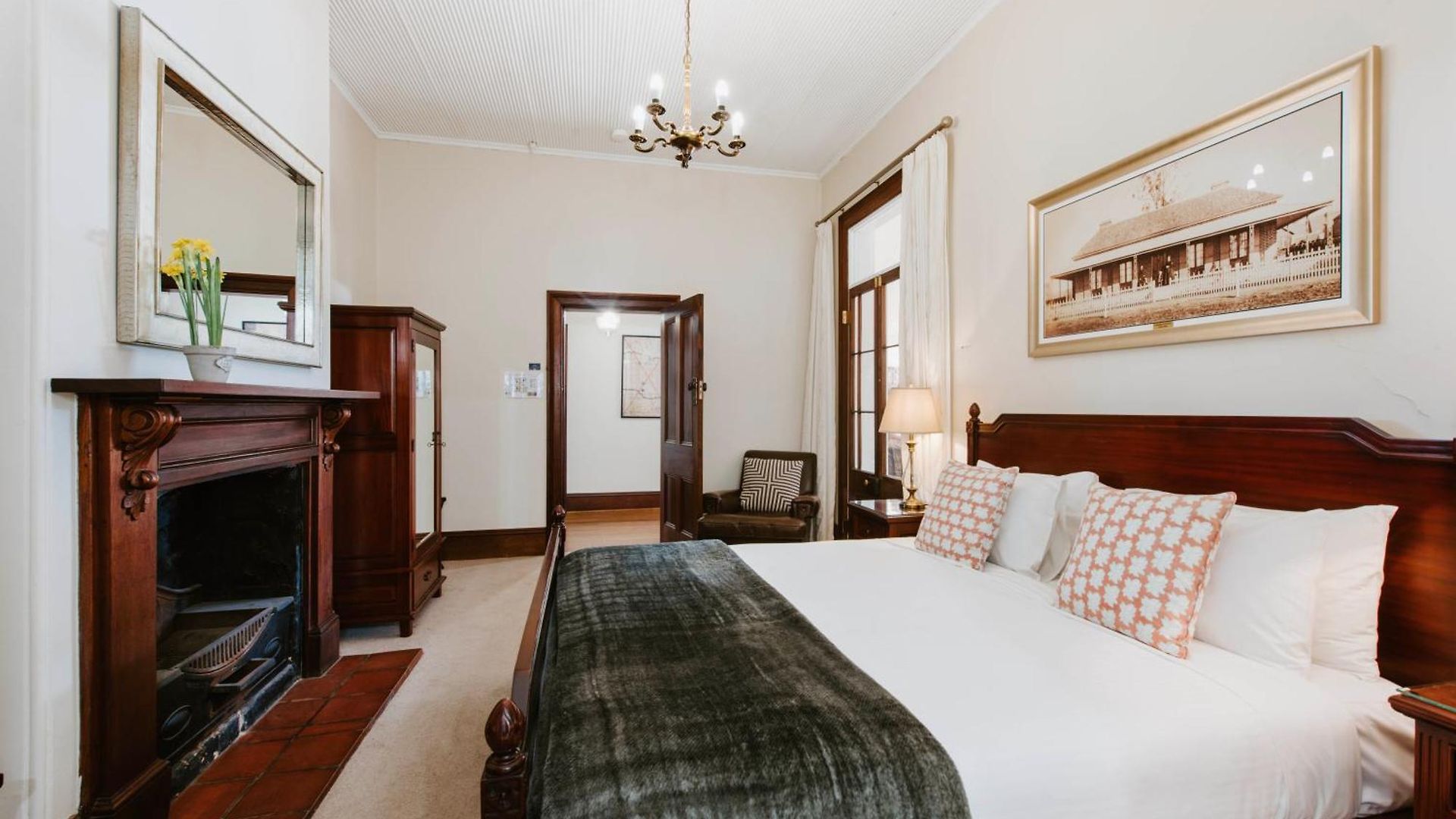 Holiday home Cawarra On The Park - Historic Grandeur