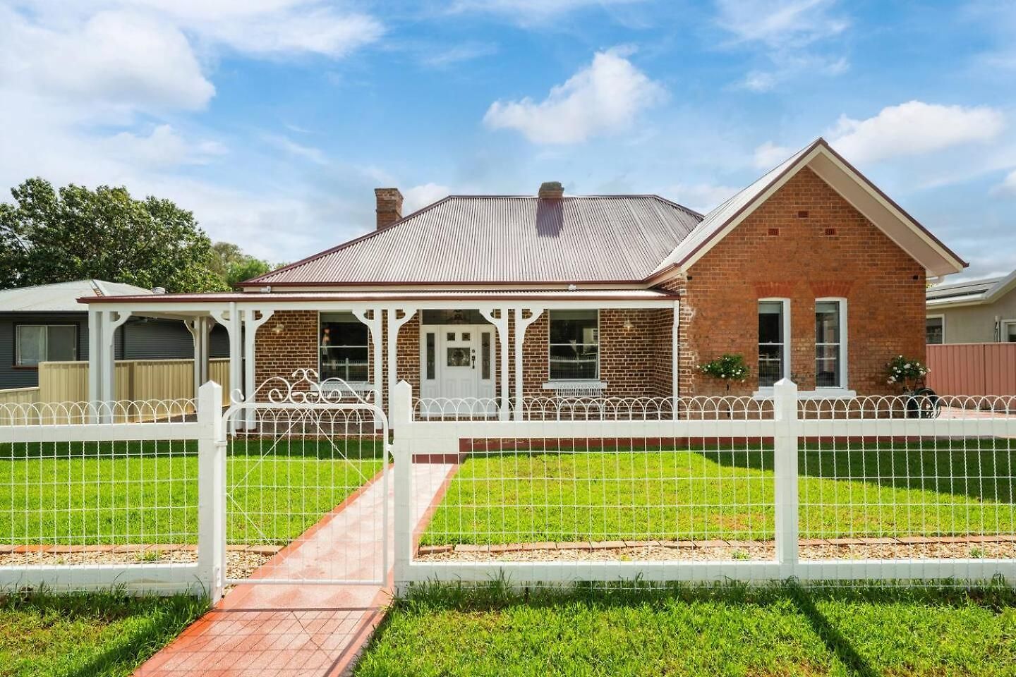 Holiday home Bathurst - Historic Modern Retreat With Alfresco Mudgee