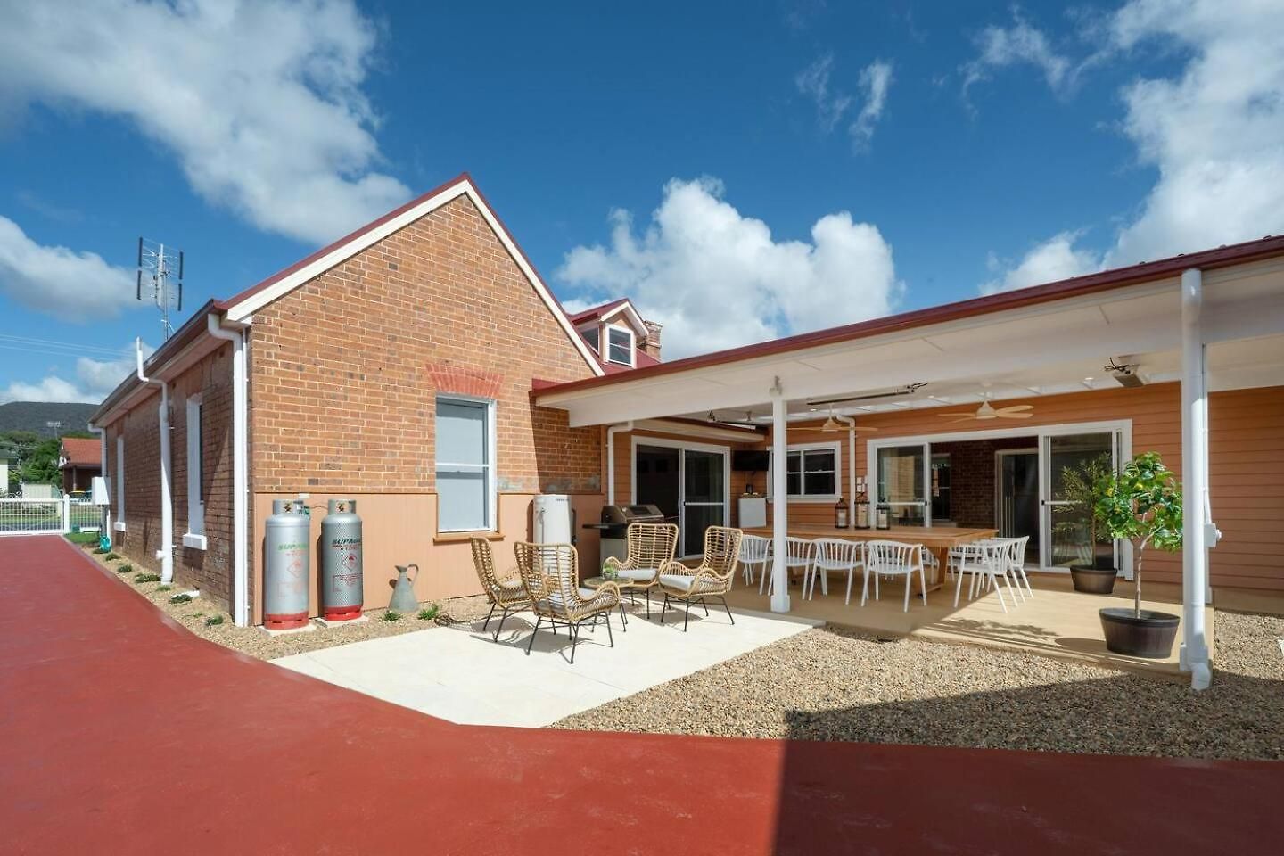Holiday home Bathurst - Historic Modern Retreat With Alfresco Mudgee