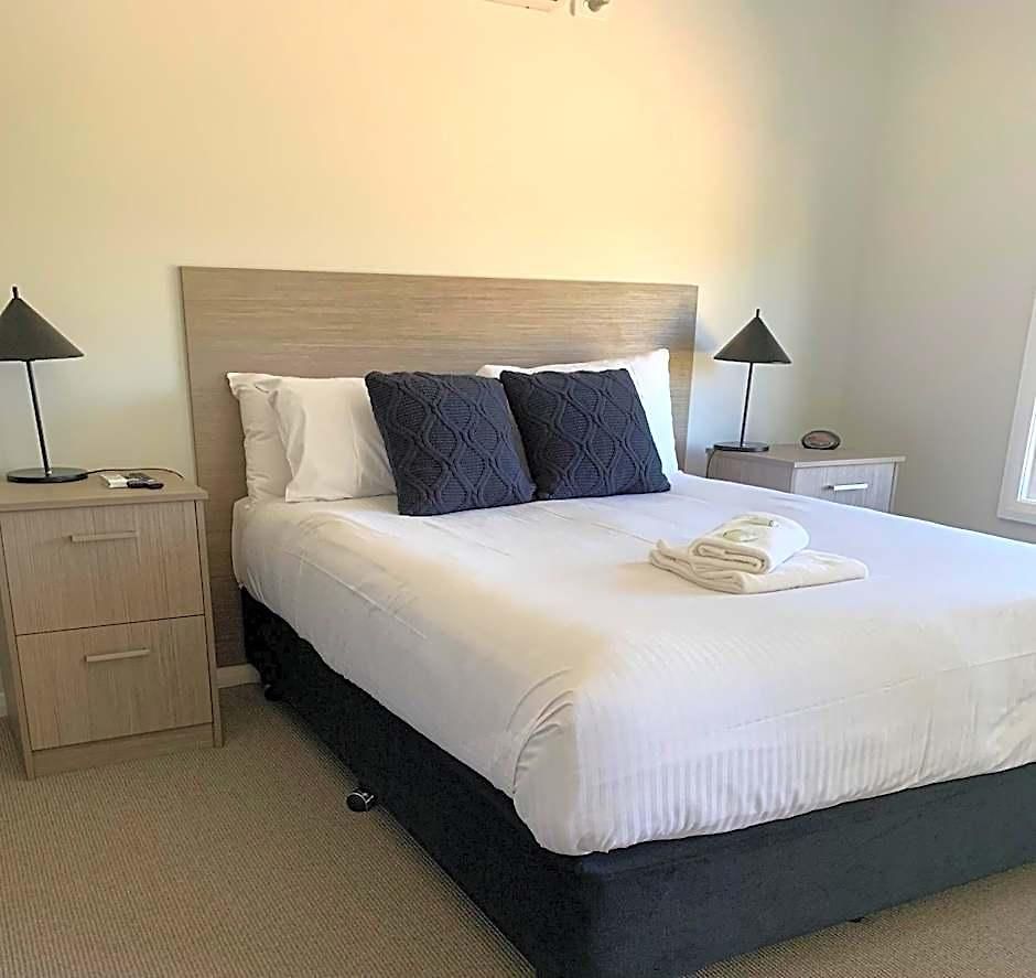 Vineyard Motor Motel 4*