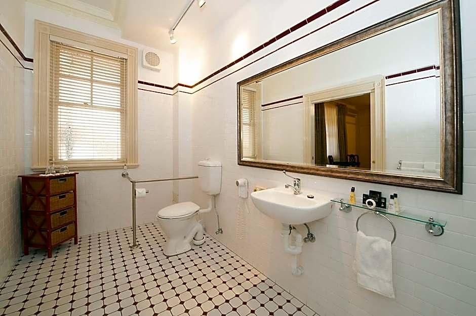 Cobb & Co Court Boutique 4*