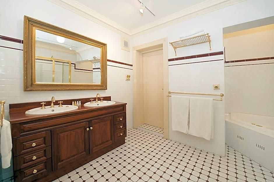 Cobb & Co Court Boutique 4*