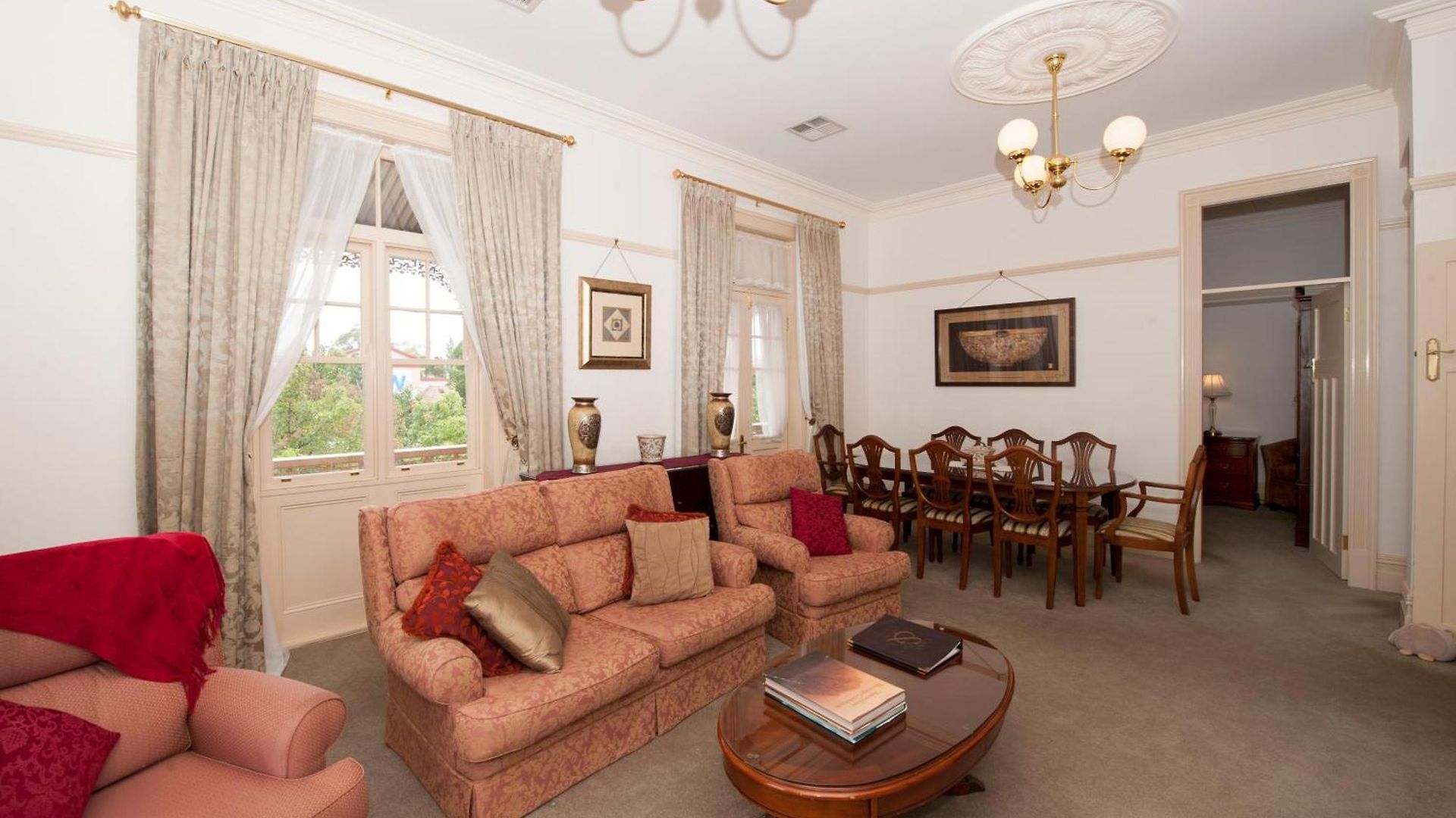 Cobb & Co Court Boutique Hotel 4*