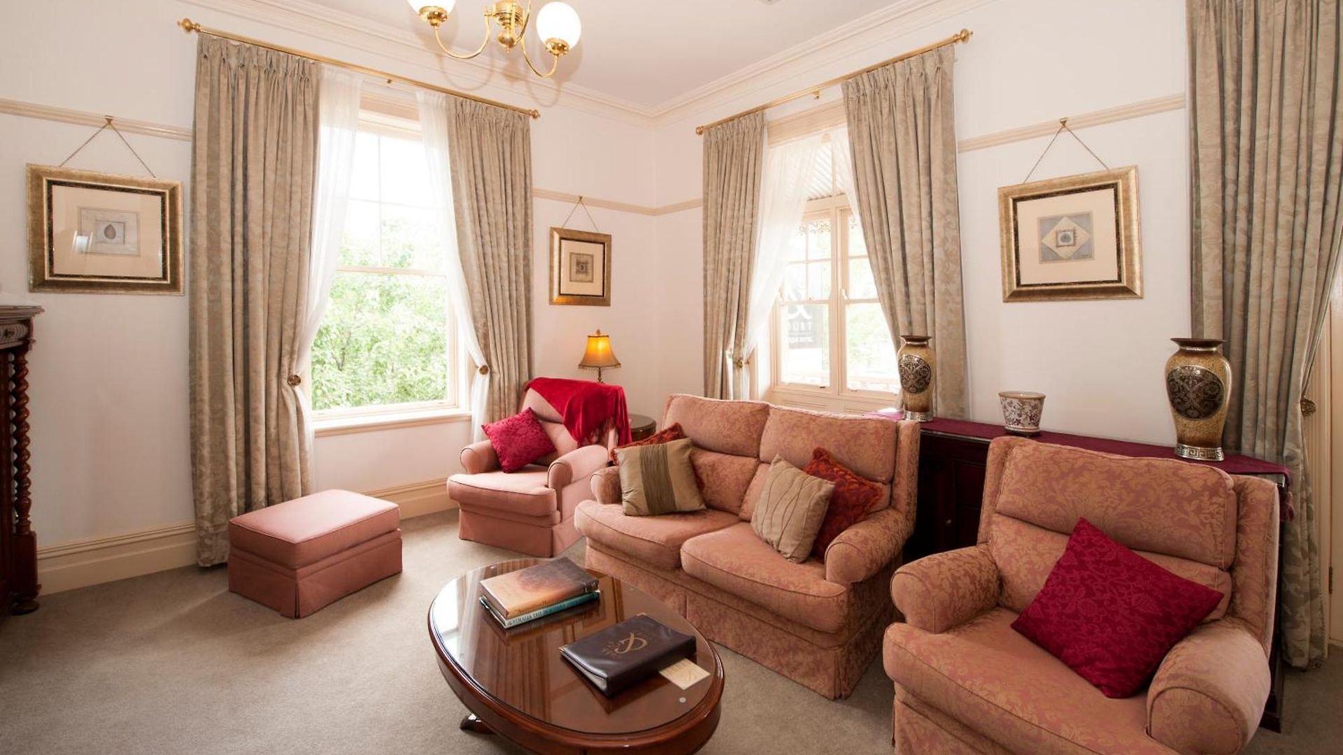 Cobb & Co Court Boutique Hotel 4*
