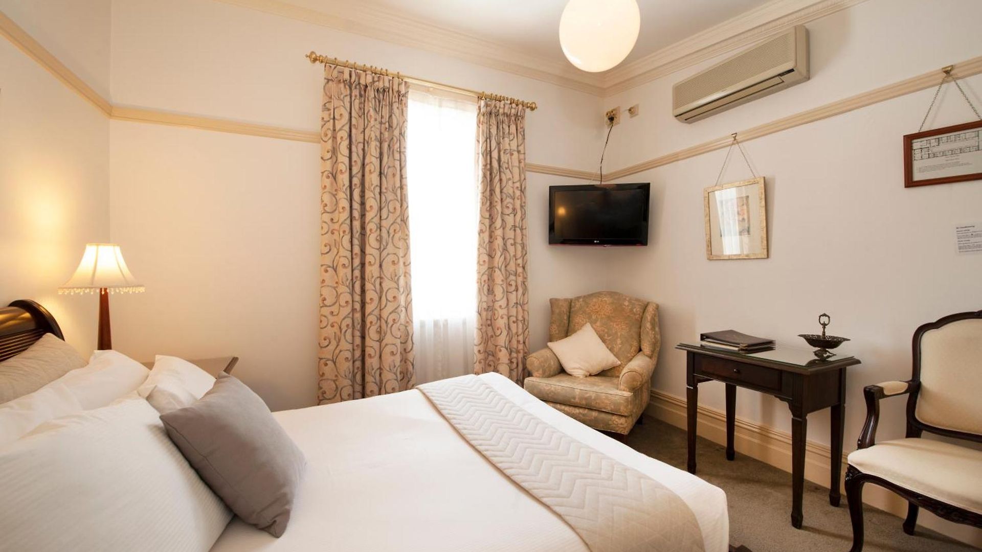 Cobb & Co Court Boutique Hotel 4*