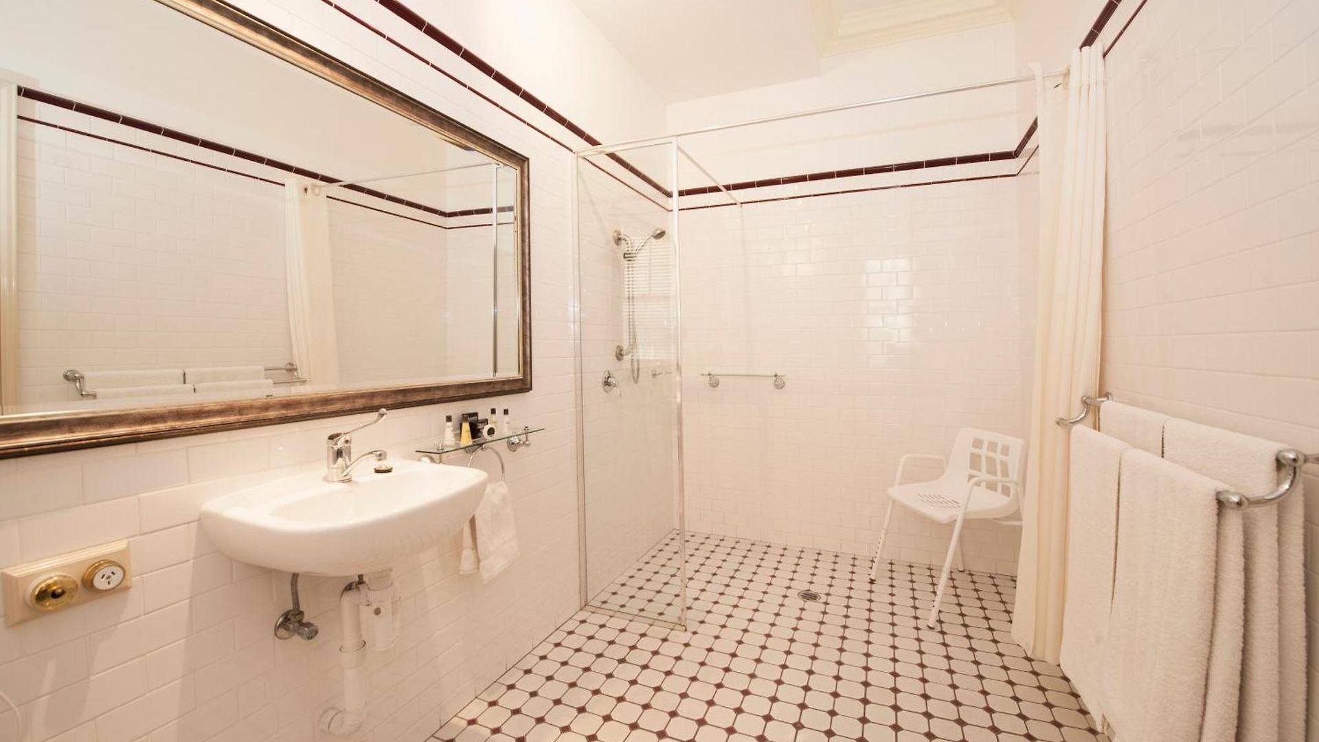 Cobb & Co Court Boutique 4*