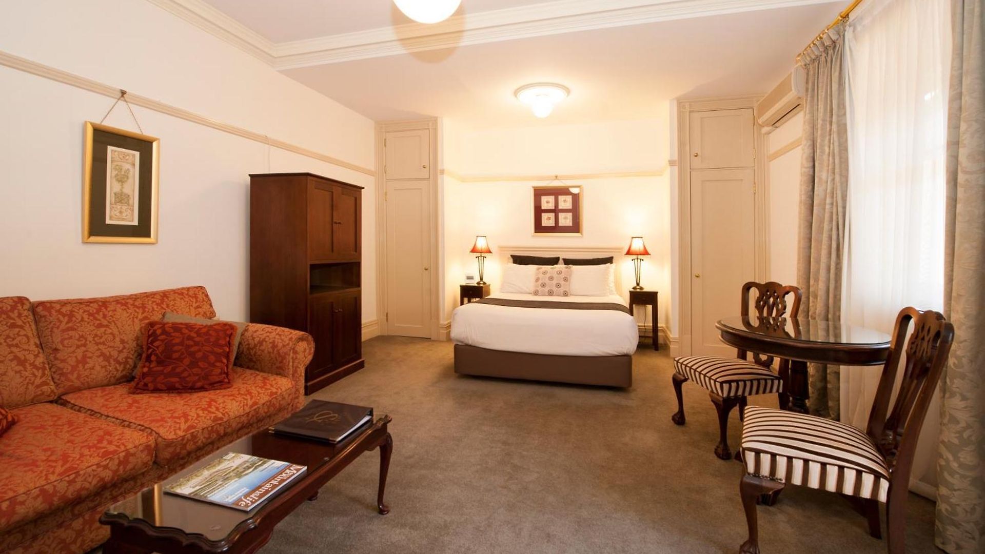 Cobb & Co Court Boutique Hotel Mudgee