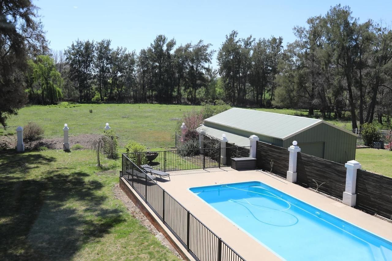 Country Grandeur At Elegant Group Getaway *