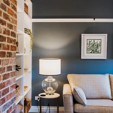 Bed & Breakfast Enfield House 4*