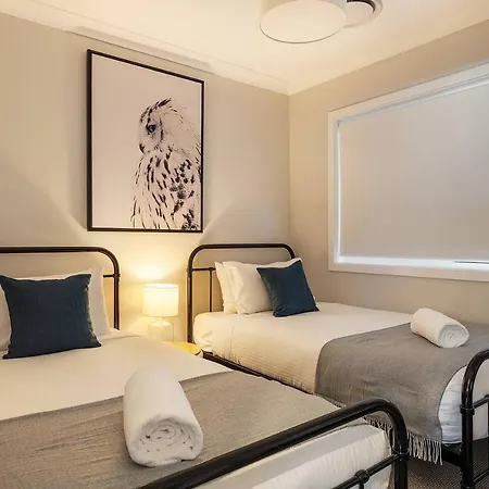 'huxley House' An Elegant Retreat With Backyard Holiday home *