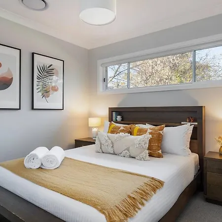 Holiday home 'huxley House' An Elegant Retreat With Backyard *