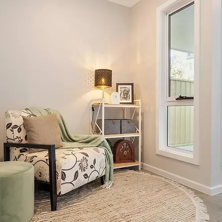 'huxley House' An Elegant Retreat With Backyard Holiday home *