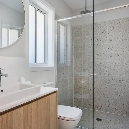 'huxley House' An Elegant Retreat With Backyard Holiday home *